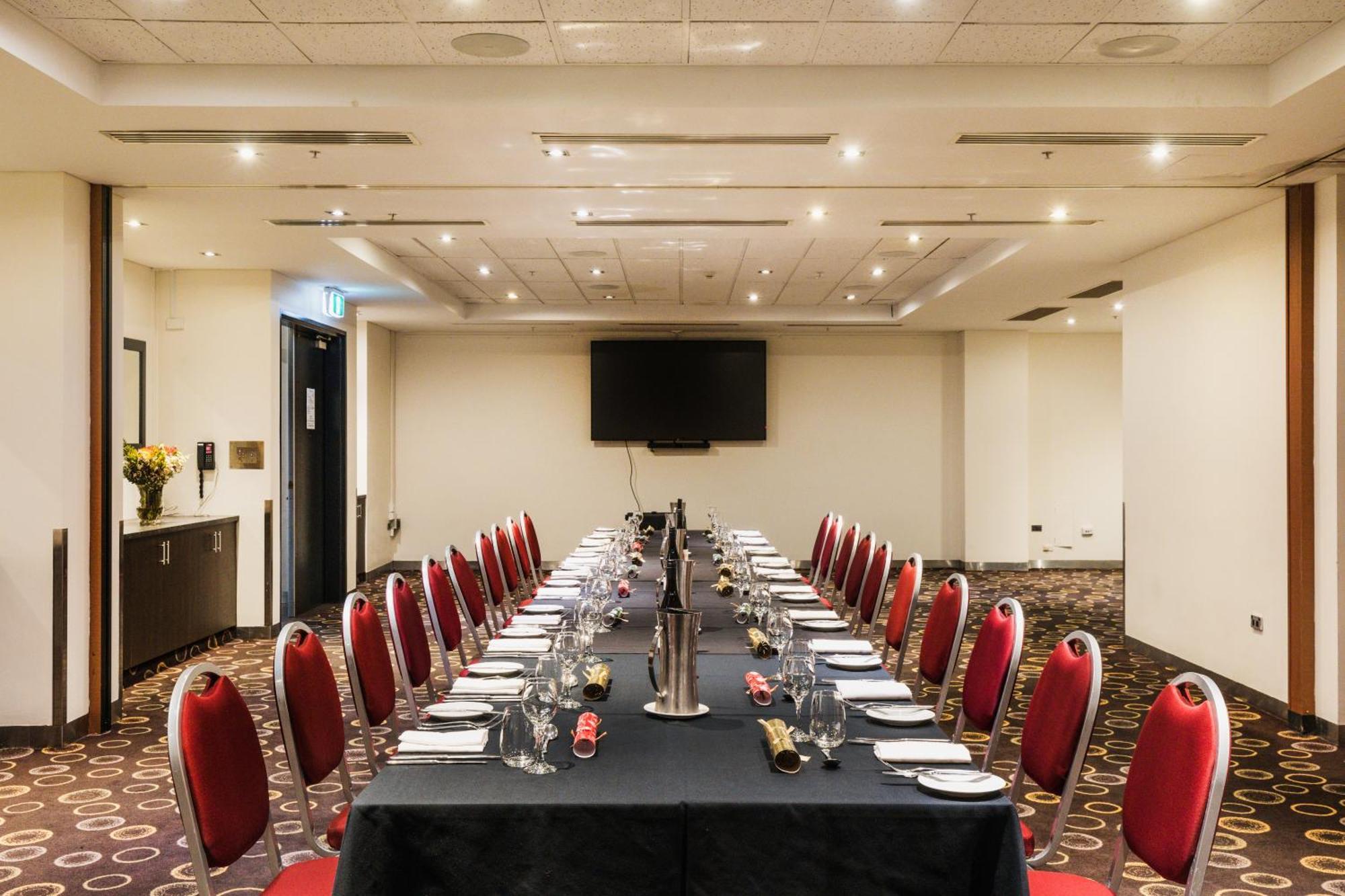 Crowne Plaza Canberra By Ihg Exterior photo