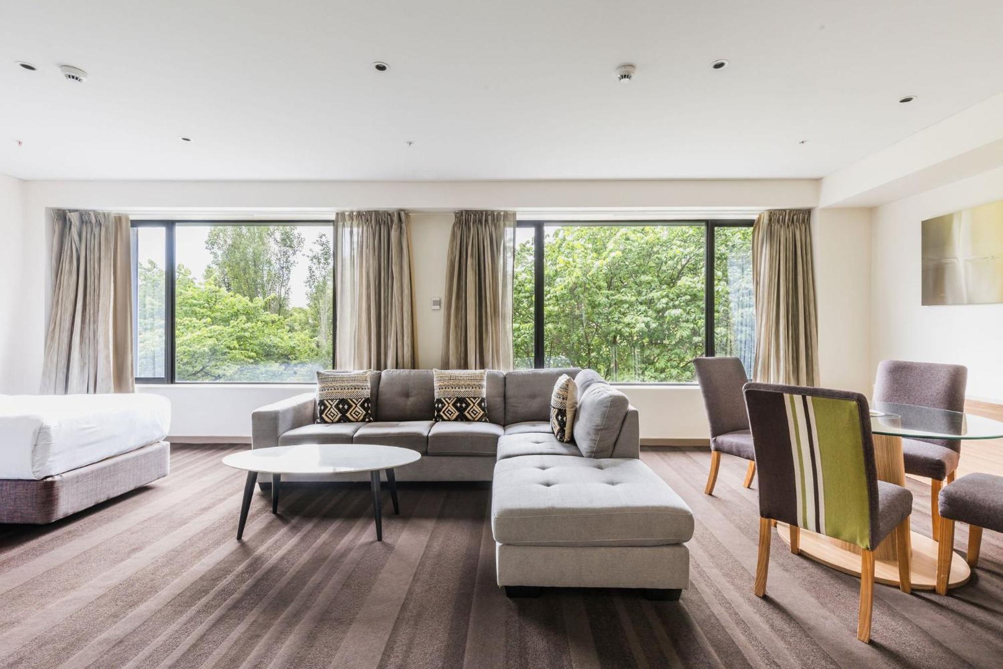 Crowne Plaza Canberra By Ihg Exterior photo
