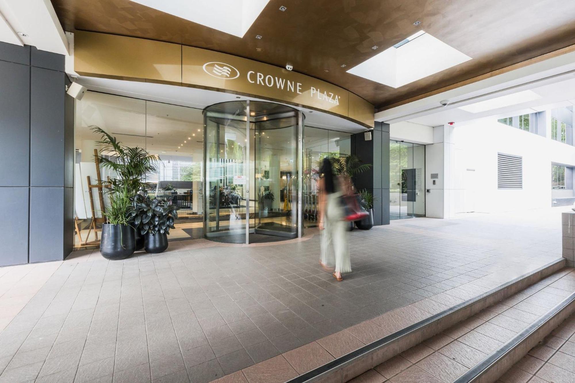 Crowne Plaza Canberra By Ihg Exterior photo