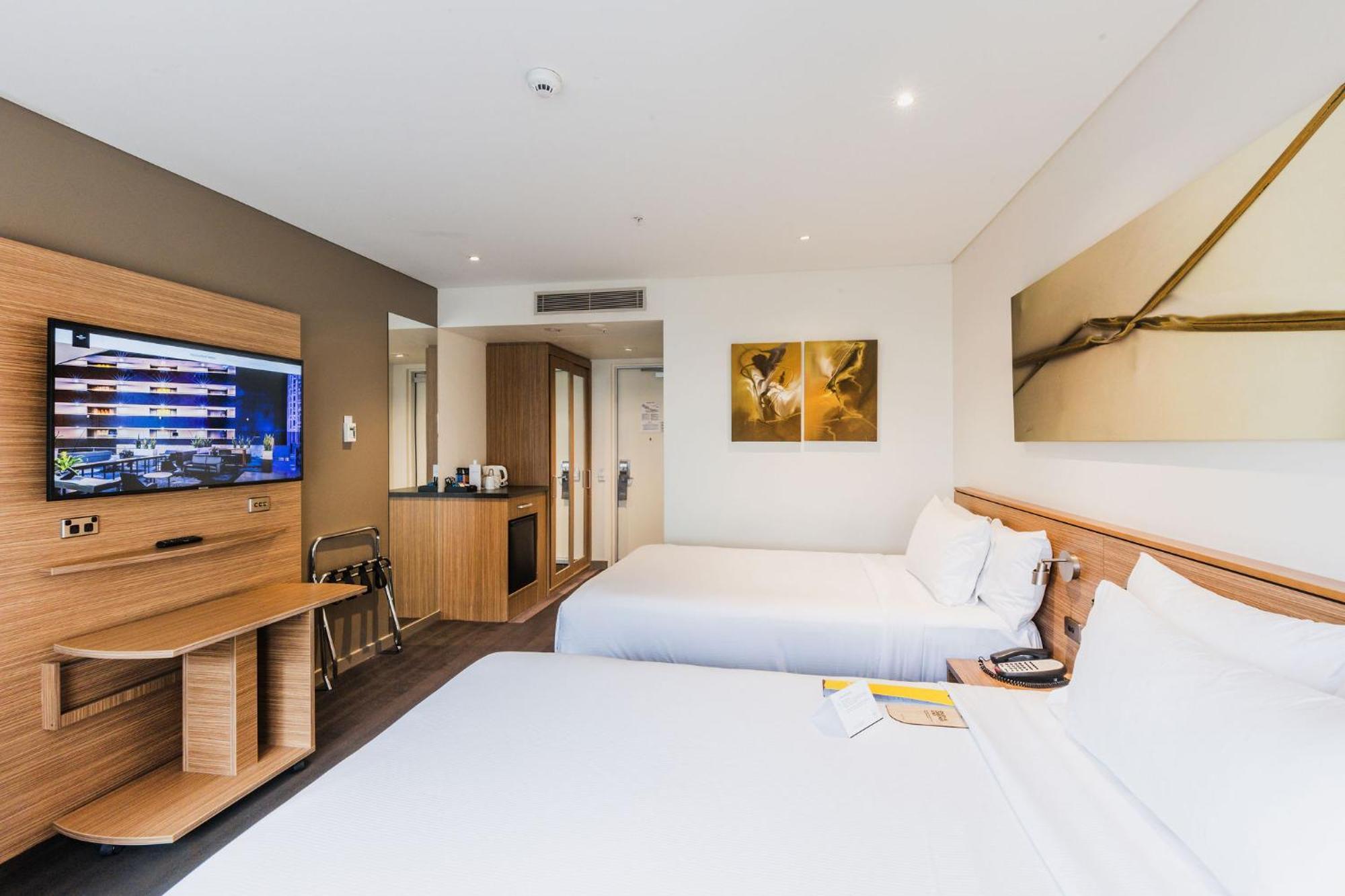 Crowne Plaza Canberra By Ihg Exterior photo