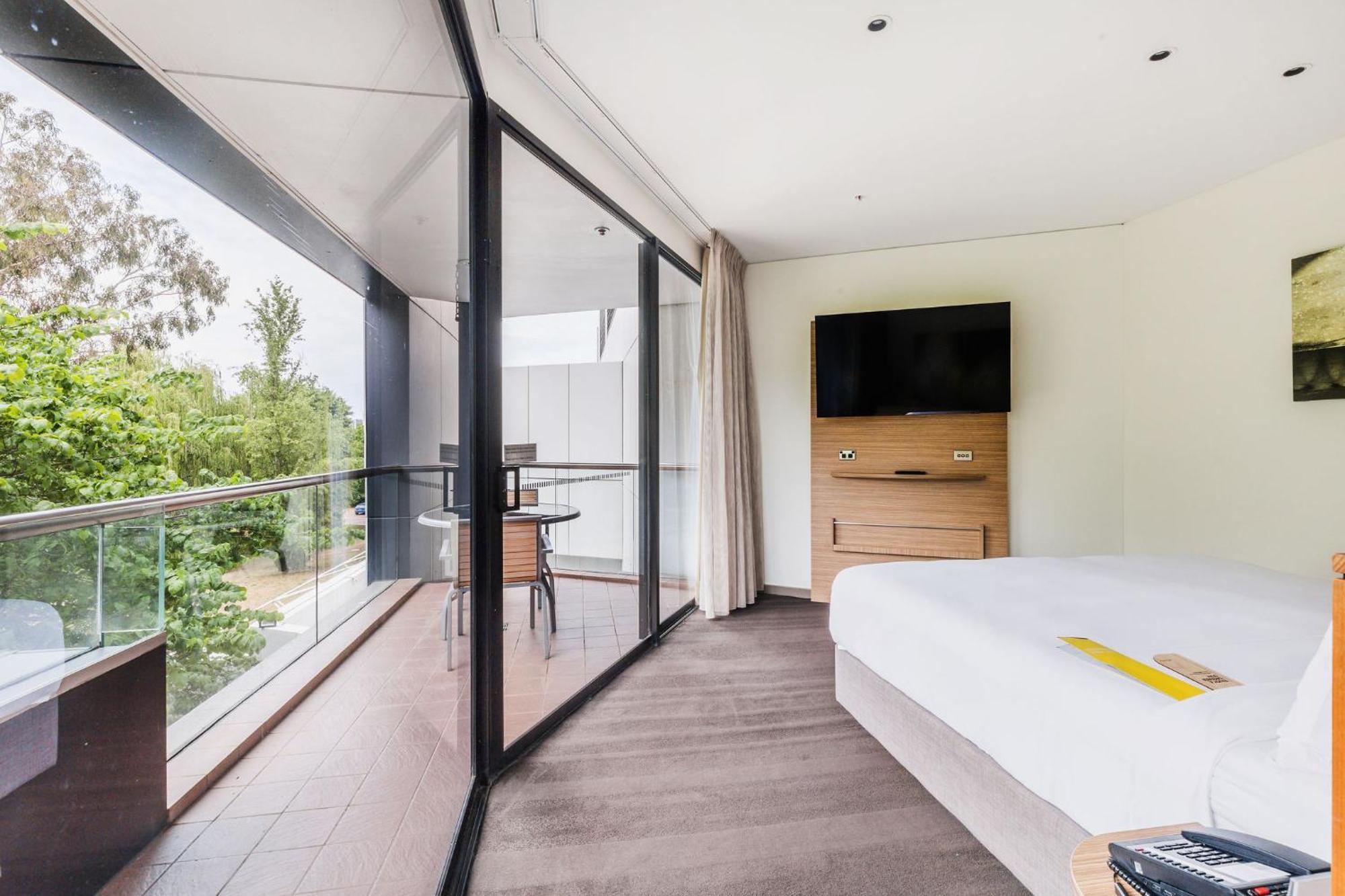 Crowne Plaza Canberra By Ihg Exterior photo