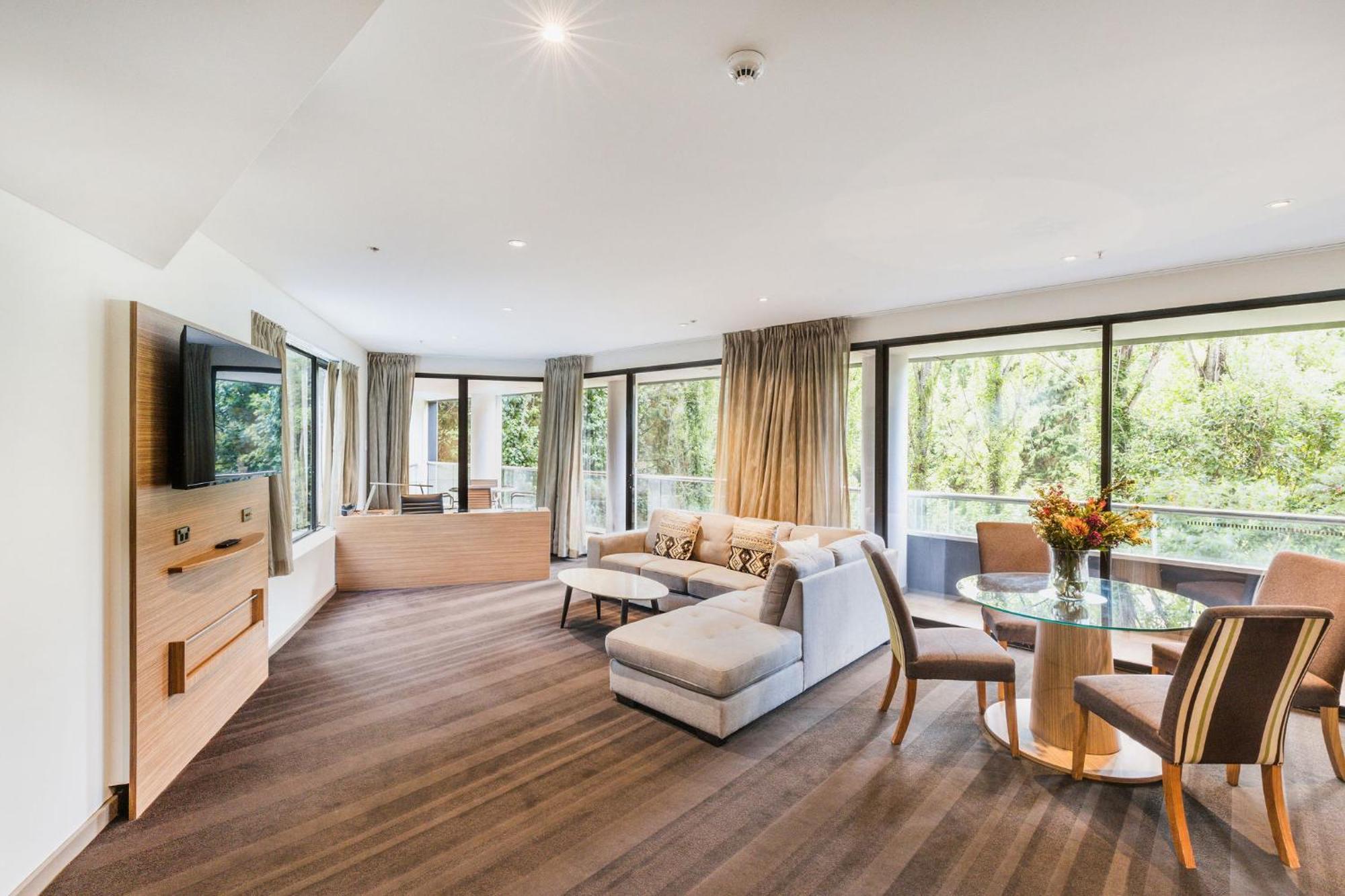 Crowne Plaza Canberra By Ihg Exterior photo